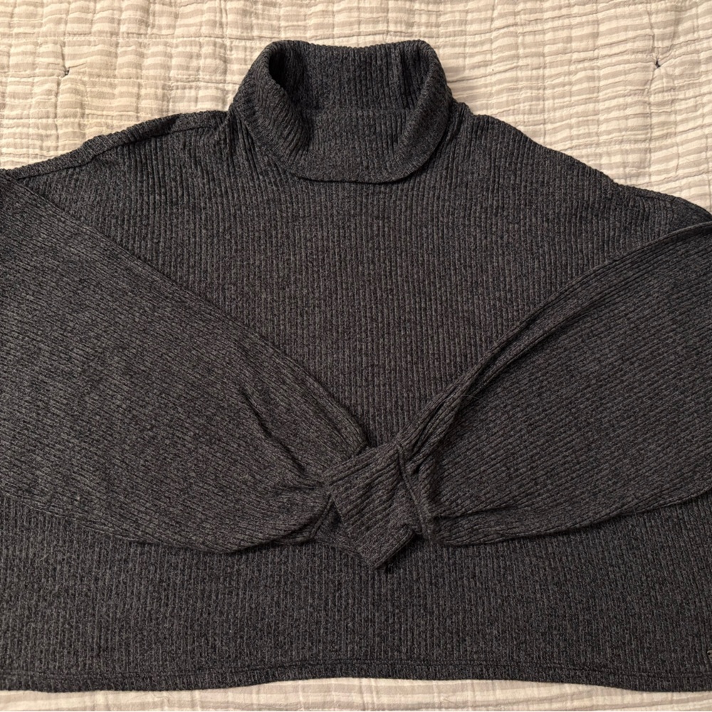 Super soft cropped Hollister long sleeve mock neck. Dark heathered grey.